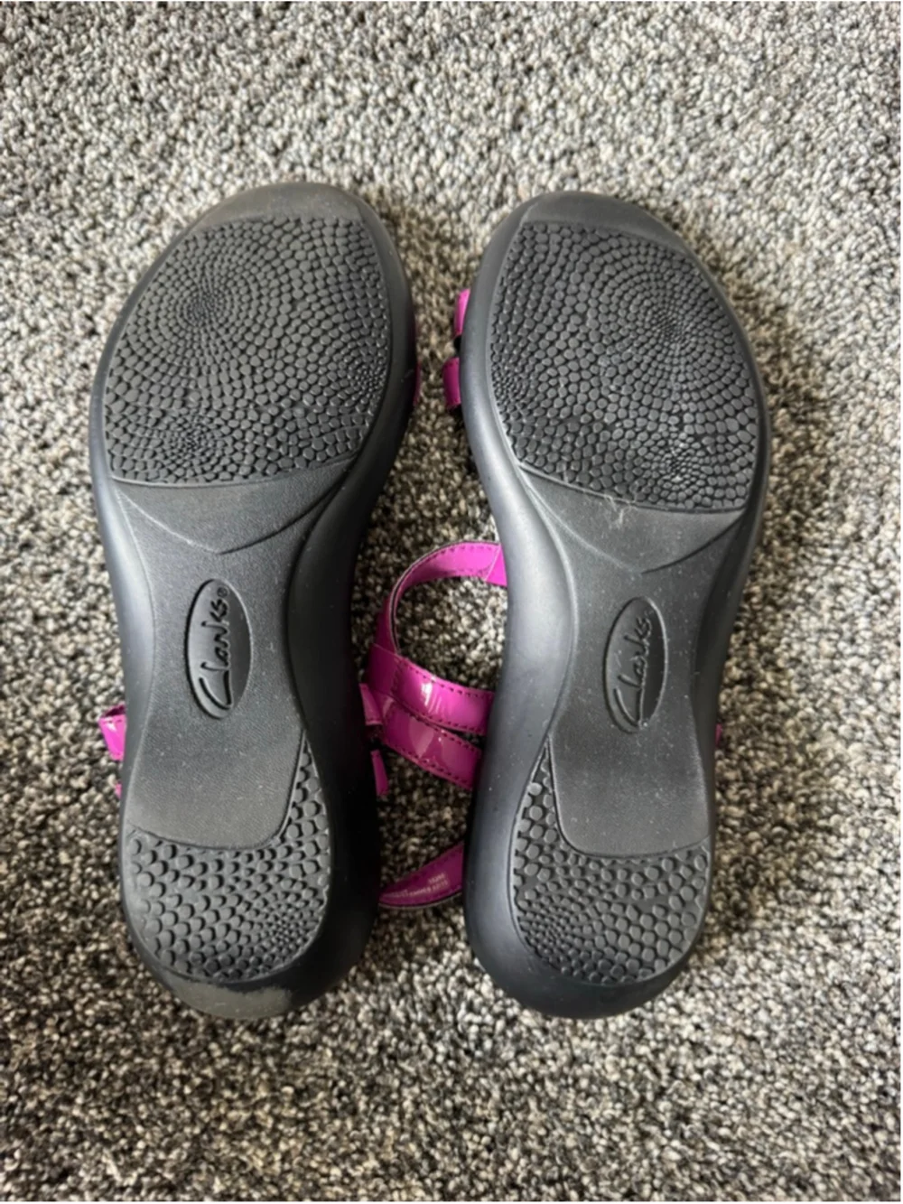 Women's Clarks Sonar Aster Patent T-Strap Sandals in Fuchsia Size 9